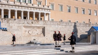 Atina, Yunanistan - 19 Ocak 2017: Evzones - Cumhurbaşkanlığı tören nöbet içinde meçhul asker Yunan Parlamentosu, Atina, Yunanistan, Türbesi