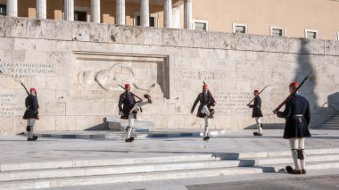 Atina, Yunanistan - 19 Ocak 2017: Evzones - Cumhurbaşkanlığı tören nöbet içinde meçhul asker Yunan Parlamentosu, Atina, Yunanistan, Türbesi
