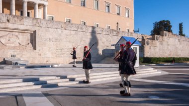 Atina, Yunanistan - 19 Ocak 2017: Evzones - Cumhurbaşkanlığı tören nöbet içinde meçhul asker Yunan Parlamentosu, Atina, Yunanistan, Türbesi