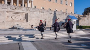 Atina, Yunanistan - 19 Ocak 2017: Evzones - Cumhurbaşkanlığı tören nöbet içinde meçhul asker Yunan Parlamentosu, Atina, Yunanistan, Türbesi