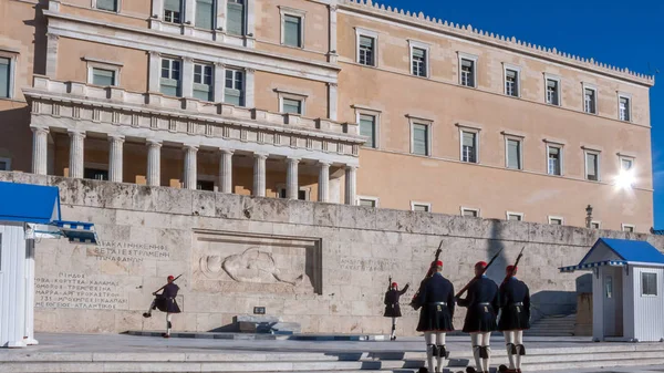 Atina, Yunanistan - 19 Ocak 2017: Evzones - Cumhurbaşkanlığı tören nöbet içinde meçhul asker Yunan Parlamentosu, Atina, Yunanistan, Türbesi