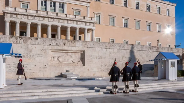 Atina, Yunanistan - 19 Ocak 2017: Evzones - Cumhurbaşkanlığı tören nöbet içinde meçhul asker Yunan Parlamentosu, Atina, Yunanistan, Türbesi