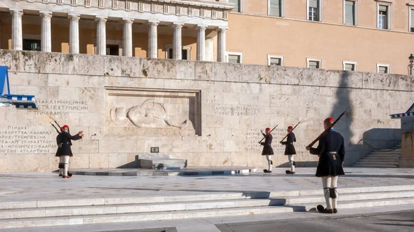 Atina, Yunanistan - 19 Ocak 2017: Evzones - Cumhurbaşkanlığı tören nöbet içinde meçhul asker Yunan Parlamentosu, Atina, Yunanistan, Türbesi