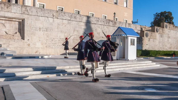 Atina, Yunanistan - 19 Ocak 2017: Evzones - Cumhurbaşkanlığı tören nöbet içinde meçhul asker Yunan Parlamentosu, Atina, Yunanistan, Türbesi