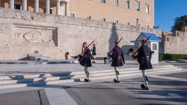 Atina, Yunanistan - 19 Ocak 2017: Evzones - Cumhurbaşkanlığı tören nöbet içinde meçhul asker Yunan Parlamentosu, Atina, Yunanistan, Türbesi