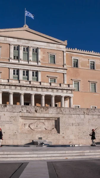 Atina, Yunanistan - 19 Ocak 2017: Evzones - Cumhurbaşkanlığı tören nöbet içinde meçhul asker Yunan Parlamentosu, Atina, Yunanistan, Türbesi