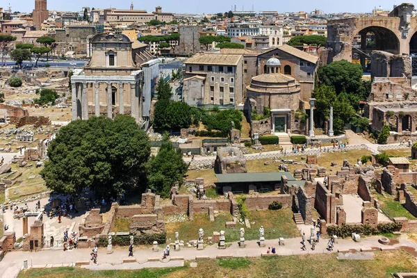 Rome, İtalya - 24 Haziran 2017: Panoramik Palatine Tepesi üzerinden kalıntıları Roma, İtalya Roma Forumu için