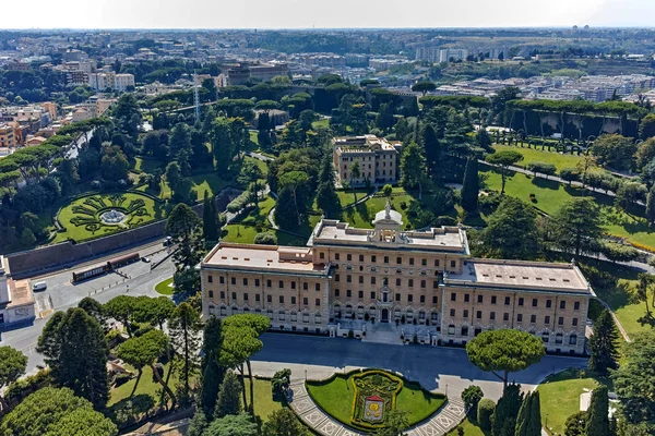 Rome, İtalya - 24 Haziran 2017: Kubbe St. Peter's Bazilikası'na, İtalya dan Vatikan ve Roma şehrinin şaşırtıcı Panorama