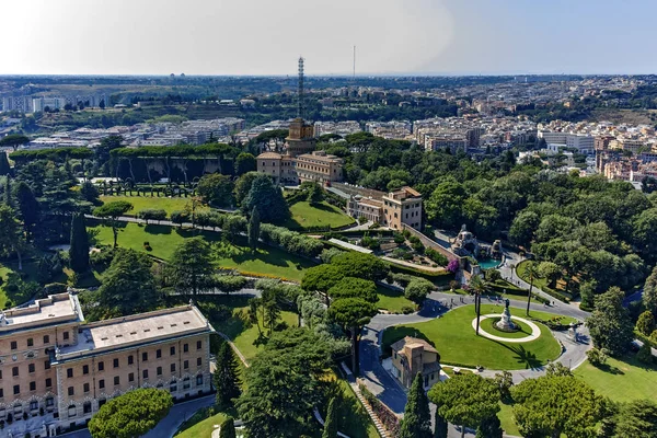 Rome, İtalya - 24 Haziran 2017: Kubbe St. Peter's Bazilikası'na, İtalya dan Vatikan ve Roma şehrinin şaşırtıcı Panorama