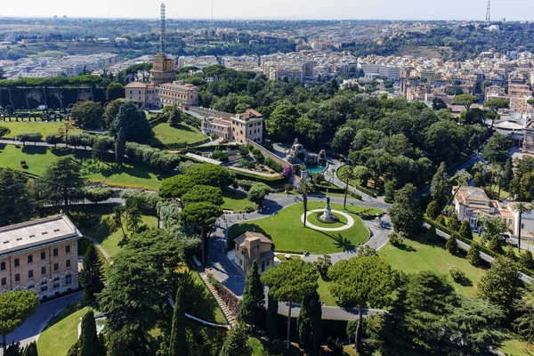 Rome, İtalya - 24 Haziran 2017: Kubbe St. Peter's Bazilikası'na, İtalya dan Vatikan ve Roma şehrinin şaşırtıcı Panorama