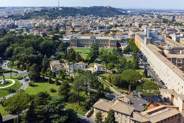 Rome, İtalya - 24 Haziran 2017: Kubbe St. Peter's Bazilikası'na, İtalya dan Vatikan ve Roma şehrinin şaşırtıcı Panorama