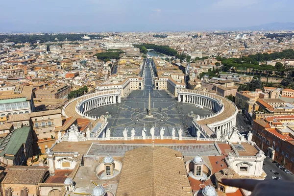 Rome, İtalya - 24 Haziran 2017: Kubbe St. Peter's Bazilikası'na, İtalya dan Vatikan ve Roma şehrinin şaşırtıcı Panorama