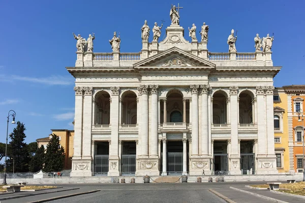 Rome, İtalya - 25 Haziran 2017: Basilica San Giovanni Laterano (Basilica di San Giovanni in Laterano) yılında Roma, İtalya, şehrin içinde