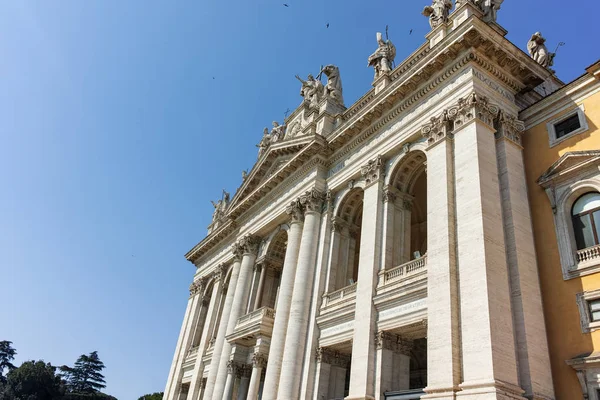 Rome, İtalya - 25 Haziran 2017: Basilica San Giovanni Laterano (Basilica di San Giovanni in Laterano) yılında Roma, İtalya, şehrin içinde