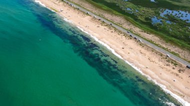 Bulgaristan 'ın Burgaz Bölgesi' nin Dyuni tatil beldesi yakınlarındaki Sürücü Plajı 'nın hava manzarası 