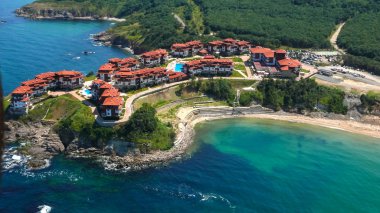 Bulgaristan 'ın Burgaz Bölgesi' nin Dyuni tatil beldesi yakınlarındaki Arkutino bölgesinin hava manzarası 