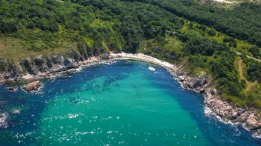 Bulgaristan 'ın Burgaz Bölgesi' nin Dyuni tatil beldesi yakınlarındaki Arkutino bölgesinin hava manzarası 