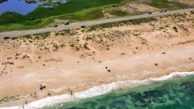 Bulgaristan 'ın Burgaz Bölgesi' nin Dyuni tatil beldesi yakınlarındaki Sürücü Plajı 'nın hava manzarası 