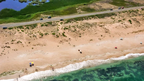 Bulgaristan 'ın Burgaz Bölgesi' nin Dyuni tatil beldesi yakınlarındaki Sürücü Plajı 'nın hava manzarası 