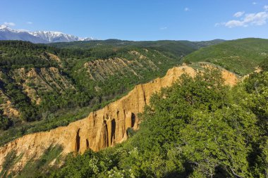 Bahar manzara yakınındaki kaya oluşumu Stob piramitler, Rila Dağı, Köstendil bölge, Bulgaristan