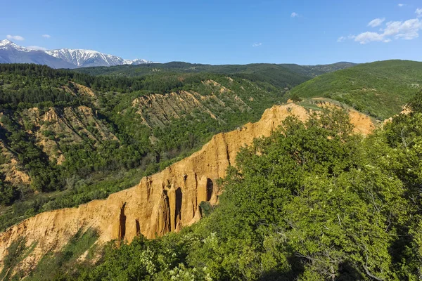 Bahar manzara yakınındaki kaya oluşumu Stob piramitler, Rila Dağı, Köstendil bölge, Bulgaristan