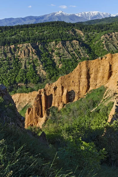 Bahar manzara yakınındaki kaya oluşumu Stob piramitler, Rila Dağı, Köstendil bölge, Bulgaristan