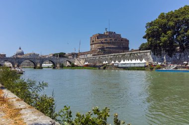 Roma, İtalya - 22 Haziran 2017: Şaşırtıcı görünümü St. Angelo Köprüsü, Tiber Nehri'ne ve st. Angelo City Roma, İtalya'nın kale