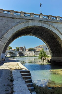 Rome, İtalya - 22 Haziran 2017: Görünüm St. Angelo Köprüsü ve Roma şehir, İtalya'nın Tiber Nehri şaşırtıcı
