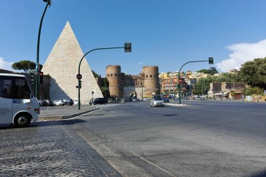 Rome, İtalya - 22 Haziran 2017: piramit Caius Cestius ve Porta St. Paolo İtalya Roma şehir görünümünü şaşırtıcı