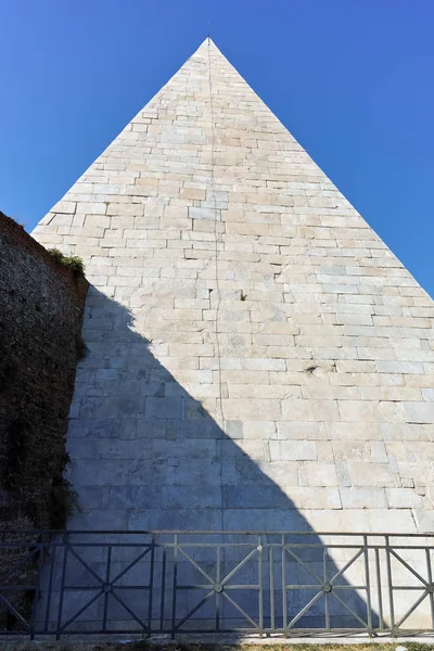 驚くほどのローマ イタリア 2017 カイウス ケスティウスのピラミッドとイタリア ローマ市のポルタ 聖パオロのビュー — ストック写真