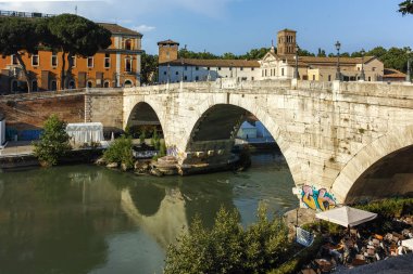 Roma, İtalya - 22 Haziran 2017: Tiber Nehri ve Pons Cestius Roma, İtalya, Amazing
