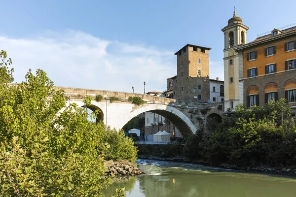 Roma, İtalya - 22 Haziran 2017: Tiber Nehri ve Pons Fabricius Roma, İtalya, Amazing