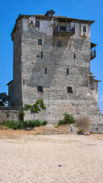 Torre Medievale Sulla Spiaggia Ouranopoli Athos Chalkidiki Macedonia Centrale Grecia — Foto Stock