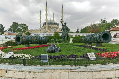 Edirne, Türkiye - 26 Mayıs 2018: Selimiye Camii ve anıt olarak Osmanlı Sultan Mehmed II (Fatih Sultan Mehmed) Edirne şehri, Doğu Trakya, Türkiye'de