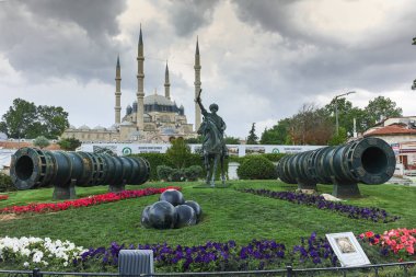 Edirne, Türkiye - 26 Mayıs 2018: Selimiye Camii ve anıt olarak Osmanlı Sultan Mehmed II (Fatih Sultan Mehmed) Edirne şehri, Doğu Trakya, Türkiye'de