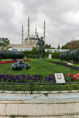Edirne, Türkiye - 26 Mayıs 2018: Selimiye Camii ve anıt olarak Osmanlı Sultan Mehmed II (Fatih Sultan Mehmed) Edirne şehri, Doğu Trakya, Türkiye'de