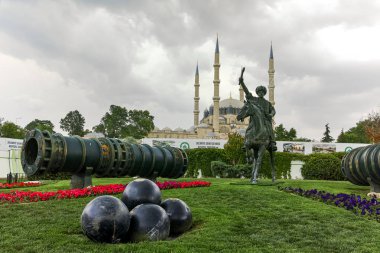 Edirne, Türkiye - 26 Mayıs 2018: Selimiye Camii ve anıt olarak Osmanlı Sultan Mehmed II (Fatih Sultan Mehmed) Edirne şehri, Doğu Trakya, Türkiye'de