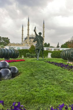 Edirne, Türkiye - 26 Mayıs 2018: Selimiye Camii ve anıt olarak Osmanlı Sultan Mehmed II (Fatih Sultan Mehmed) Edirne şehri, Doğu Trakya, Türkiye'de
