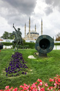 Edirne, Türkiye - 26 Mayıs 2018: Selimiye Camii ve anıt olarak Osmanlı Sultan Mehmed II (Fatih Sultan Mehmed) Edirne şehri, Doğu Trakya, Türkiye'de