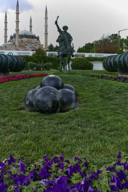 Edirne, Türkiye - 26 Mayıs 2018: Selimiye Camii ve anıt olarak Osmanlı Sultan Mehmed II (Fatih Sultan Mehmed) Edirne şehri, Doğu Trakya, Türkiye'de
