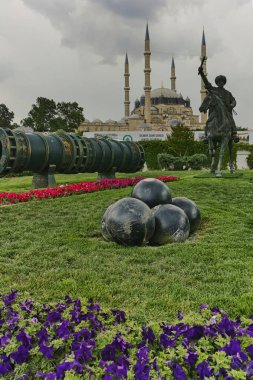 Edirne, Türkiye - 26 Mayıs 2018: Selimiye Camii ve anıt olarak Osmanlı Sultan Mehmed II (Fatih Sultan Mehmed) Edirne şehri, Doğu Trakya, Türkiye'de