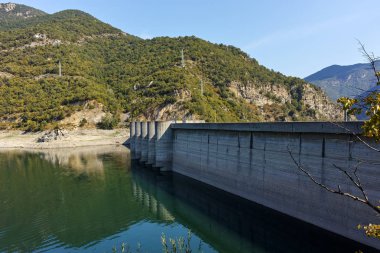Vacha barajı etrafındaki yeşil tepeler, Rodop Dağları, Filibe Bölgesi, Bulgaristan