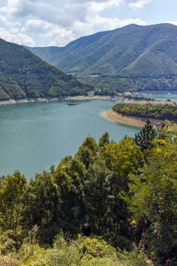 Vacha barajı etrafındaki yeşil tepeler, Rodop Dağları, Filibe Bölgesi, Bulgaristan