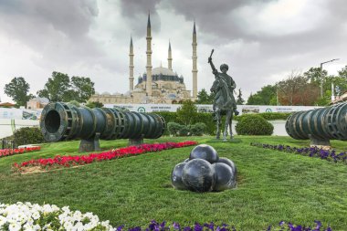 Edirne, Türkiye - 26 Mayıs 2018: Selimiye Camii ve anıt olarak Osmanlı Sultan Mehmed II Edirne şehri, Doğu Trakya, Türkiye'de Ortaçağ topuyla