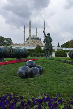 Edirne, Türkiye - 26 Mayıs 2018: Selimiye Camii ve anıt olarak Osmanlı Sultan Mehmed II Edirne şehri, Doğu Trakya, Türkiye'de Ortaçağ topuyla