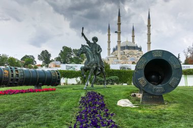 Edirne, Türkiye - 26 Mayıs 2018: Selimiye Camii ve anıt olarak Osmanlı Sultan Mehmed II Edirne şehri, Doğu Trakya, Türkiye'de Ortaçağ topuyla