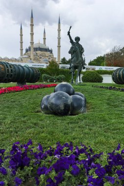 Edirne, Türkiye - 26 Mayıs 2018: Selimiye Camii ve anıt olarak Osmanlı Sultan Mehmed II Edirne şehri, Doğu Trakya, Türkiye'de Ortaçağ topuyla