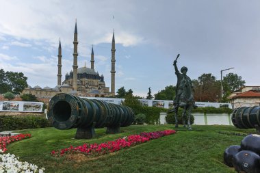 Edirne, Türkiye - 26 Mayıs 2018: Selimiye Camii ve anıt olarak Osmanlı Sultan Mehmed II Edirne şehri, Doğu Trakya, Türkiye'de Ortaçağ topuyla