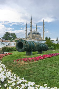 Edirne, Türkiye - 26 Mayıs 2018: Selimiye Camii ve anıt olarak Osmanlı Sultan Mehmed II Edirne şehri, Doğu Trakya, Türkiye'de Ortaçağ topuyla