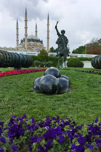 Edirne, Türkiye - 26 Mayıs 2018: Selimiye Camii ve anıt olarak Osmanlı Sultan Mehmed II Edirne şehri, Doğu Trakya, Türkiye'de Ortaçağ topuyla